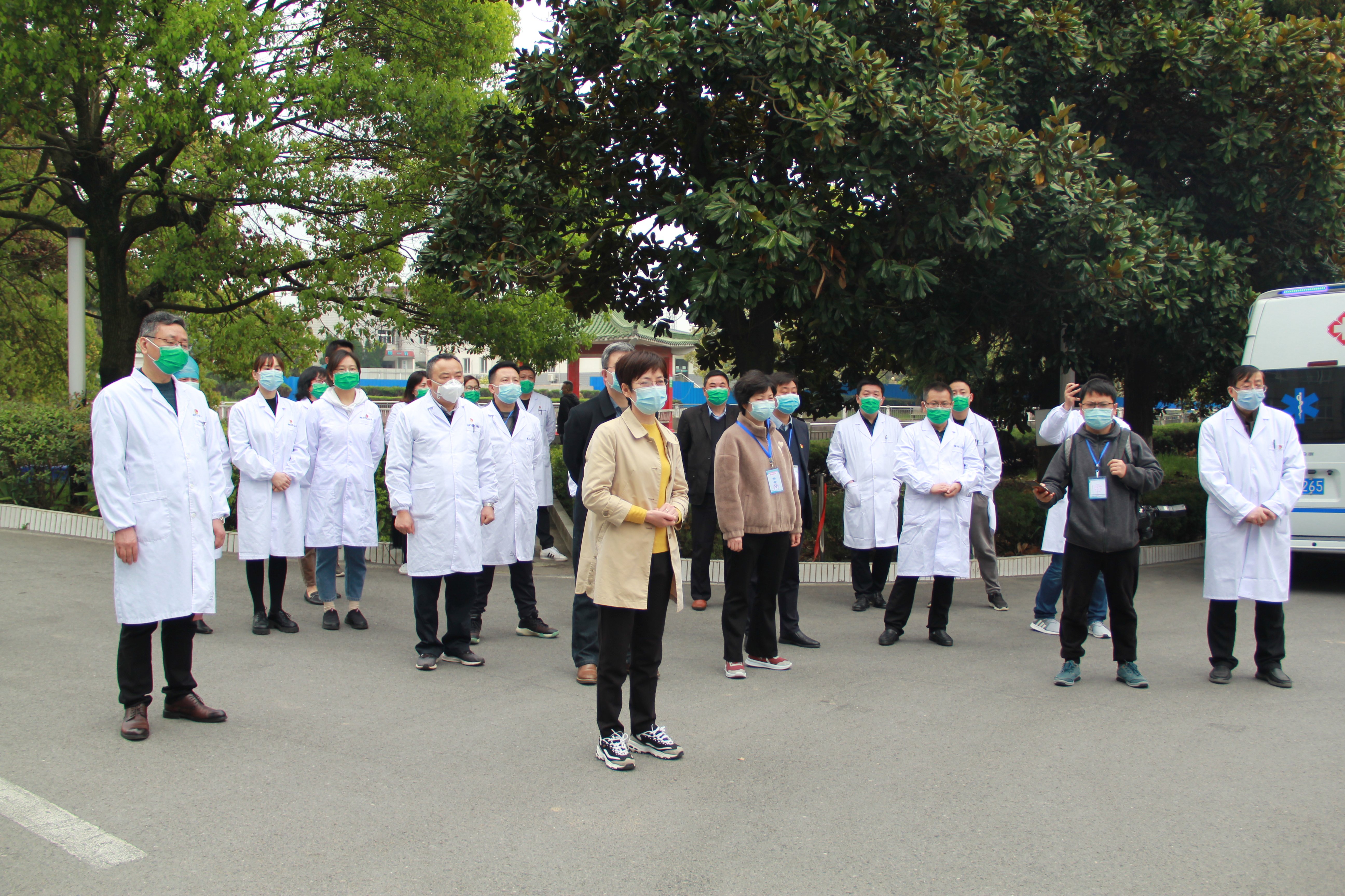 副市長楊文萍看望慰問定點醫(yī)院醫(yī)務人員和解除醫(yī)學觀察人員