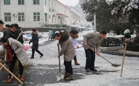 市二院組織職工清掃積雪，保障患者通行